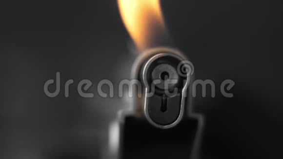 厨师用打火机带有火焰的气体打火机开火视频的预览图