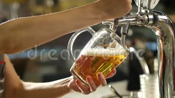 啤酒倒入一大杯视频的预览图