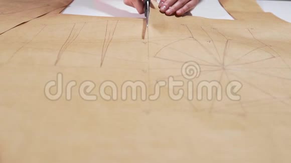 剪刀剪纸女裁缝剪图案用于航海服装裁剪手工服装服装和内衣视频的预览图