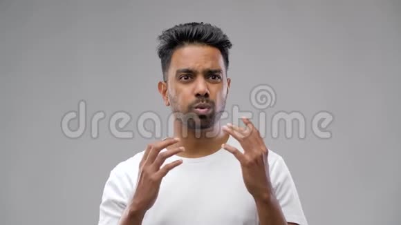 震惊的印度男子灰色背景视频的预览图