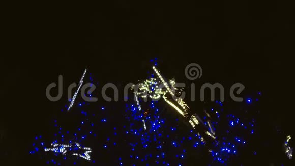 冬夜风光城市广场圣诞装饰品视频的预览图