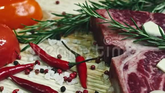 多汁牛排是用蔬菜和胡椒以及罗勒在烧烤上煎的新鲜卷和蔬菜沙拉视频的预览图