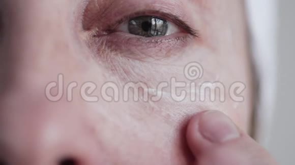 白人中年妇女在脸上涂奶油视频的预览图