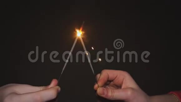 两个女孩的手点燃了火花点火孟加拉火特写视频的预览图