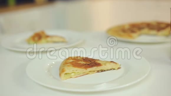 介绍自制馅饼与肉蔬菜蘑菇和土豆视频的预览图