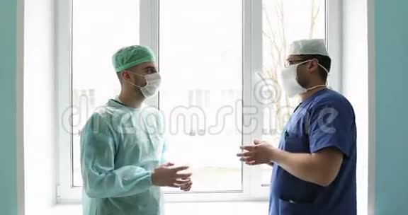 4K两名穿制服的年轻医生视频的预览图