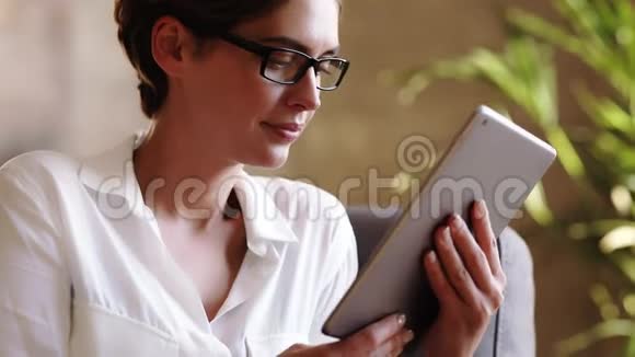 戴眼镜的年轻女人视频的预览图