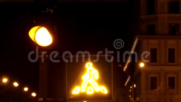 夜间点亮的人行横道标志视频的预览图