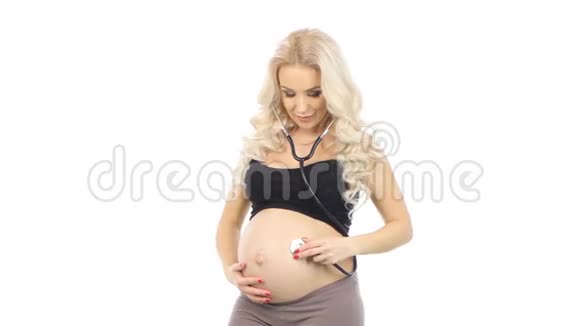 孕妇通过听诊器听婴儿的心跳白色视频的预览图