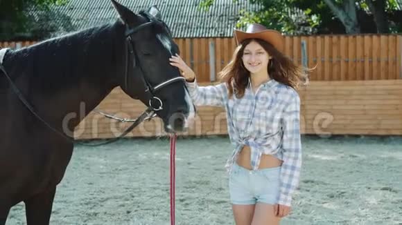女青少年穿着友好的黑马微笑在一个地区4K视频的预览图