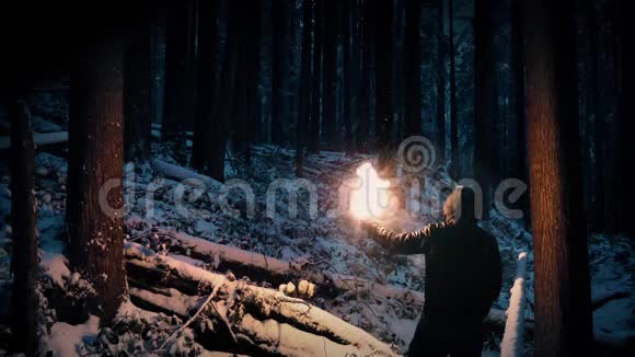 迷失的人在雪域的荒野中与火炬同行视频的预览图