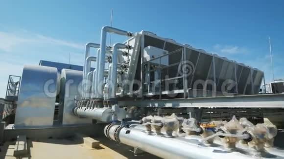 金属铬管连接到企业的公用供水系统在工业的屋顶上视频的预览图