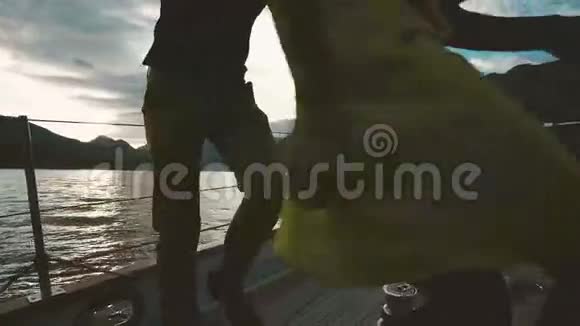 浪漫的情侣在游艇日落户外跳舞视频的预览图