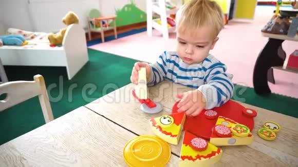 小男孩在房间里玩许多五颜六色的塑料块球厨房视频的预览图