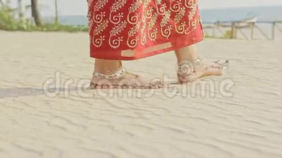 白沙滩赤足露脚的长滩特写少女裙视频的预览图