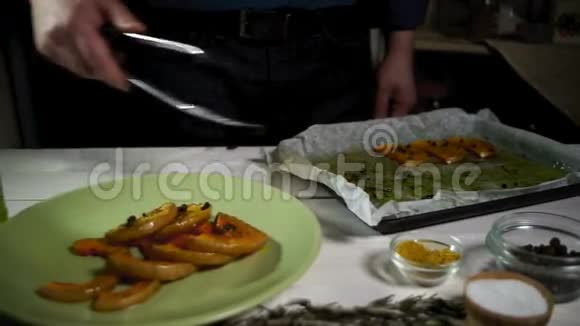 厨师把南瓜块放在盘子里烤南瓜菜视频的预览图