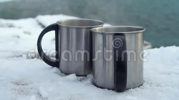 雪冬提供两杯热咖啡或茶视频的预览图