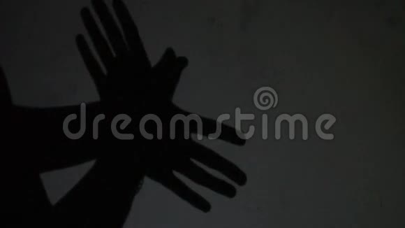 双手在白色背景上做手势像一只鸟视频的预览图