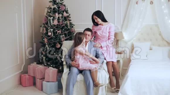圣诞节的主题一家人在圣诞树上聊天视频的预览图