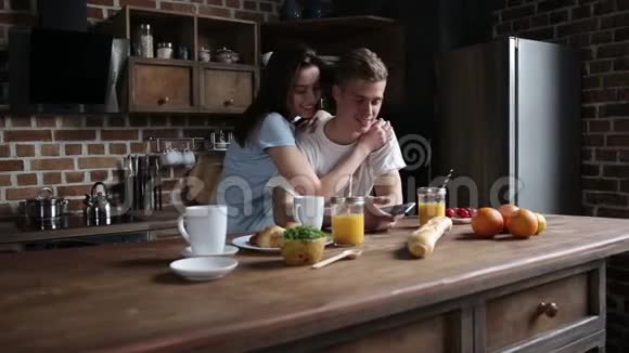 在厨房拥抱爱情的幸福夫妻视频的预览图