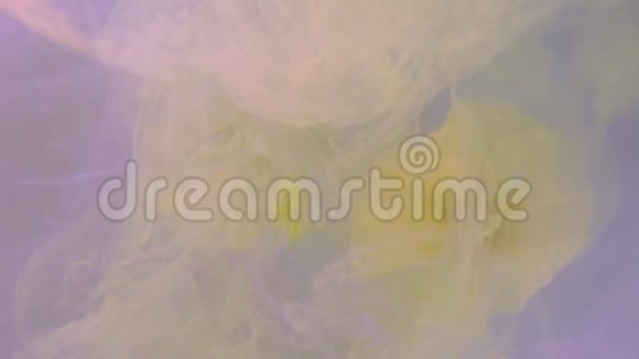 浅黄色的漂浮花朵慢慢地笼罩在米色的墨水中视频的预览图