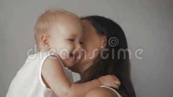 快乐幸福的家庭妈妈和宝宝接吻笑着拥抱妈妈和小孩的微笑视频的预览图
