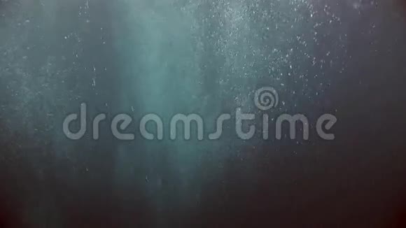 海水的气泡从海底升起视频的预览图