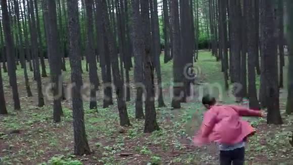 这家伙给了森林的感情自由跳舞跑步旋转和微笑视频的预览图