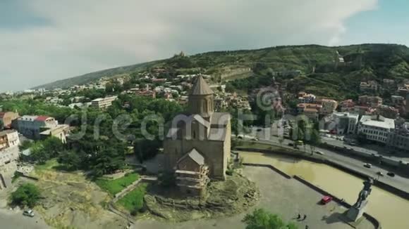 第比利斯城堡高加索山脉格鲁吉亚美丽自然乔治亚水墙无人驾驶飞机4k视频的预览图