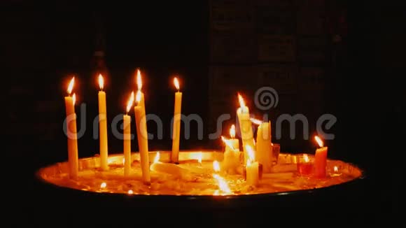 天主教会的蜡烛女孩点燃蜡烛视频的预览图