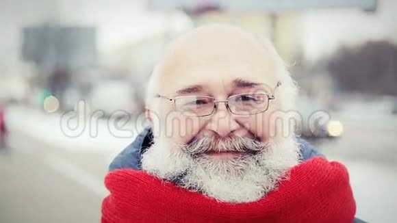 冬天户外有胡子的老人快乐视频的预览图