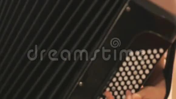 女性手演奏黑色手风琴的特写镜头视频的预览图