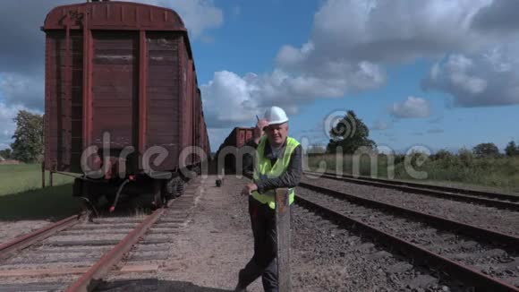 铁路员工在货车旁做停车手势视频的预览图