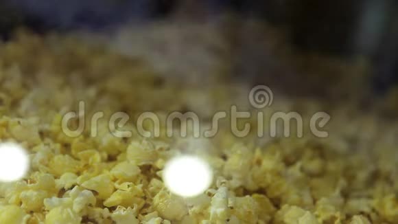 电影院电影院电影院里一个装满焦糖奶酪黄油盐爆米花炸玉米的大塑料桶的特写镜头视频的预览图