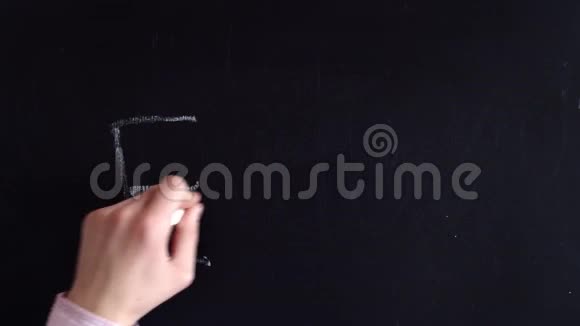 爱因斯坦的能量物理公式写在粉笔板上男人的手写能量公式视频的预览图