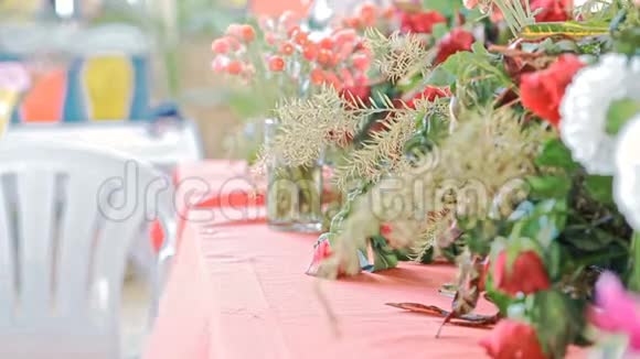 结婚典礼上的鲜花和桌布视频的预览图