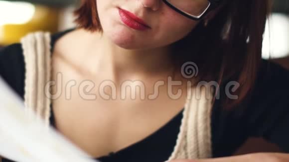 美丽的年轻女子正在一家餐馆里研究菜单视频的预览图
