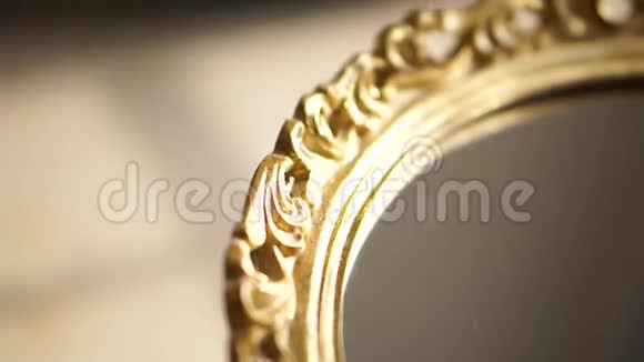带宝石和香水的金色耳环放在镜盘上视频的预览图