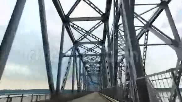 汽车经过一座大桥视频的预览图