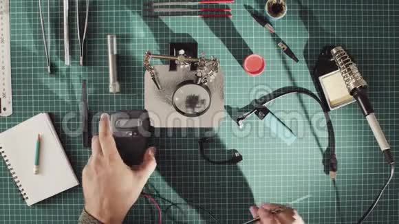 男性手测量电线中的电压视频的预览图