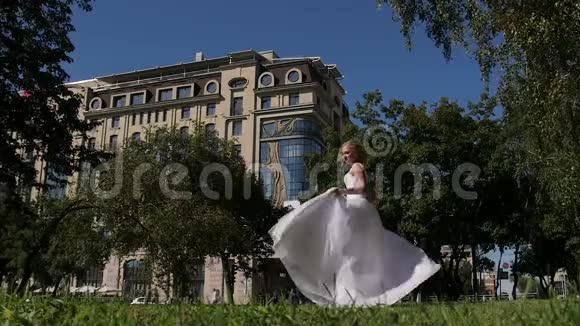 新娘在婚礼当天在公园跳舞那个穿着白色连衣裙的女孩坐火车穿过公园视频的预览图