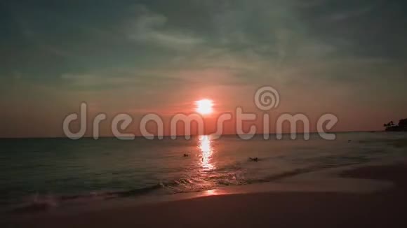 阿鲁巴岛鹰滩上令人惊叹的日落加勒比日落时分视频的预览图