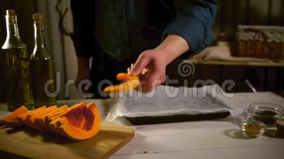 把南瓜片放到烤盘上南瓜片烘焙工艺视频的预览图