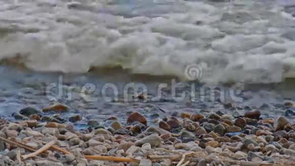 河流的岩石海浪和视频的预览图