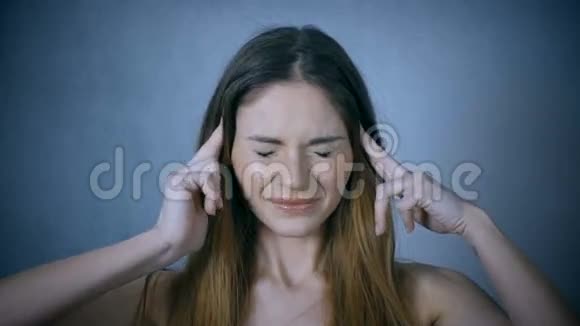年轻的金发女人头痛画室肖像视频的预览图