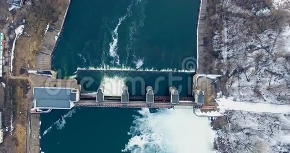 空中飞行水力发电站的泉水泛滥大坝视频的预览图