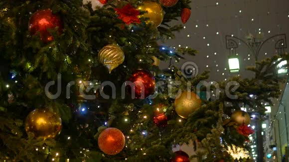 装饰有新年舞会的圣诞枞树视频的预览图