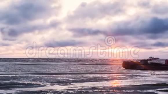 油轮停泊在海上原油油轮和液化石油气油轮在日落时装载录像浮船海景视频的预览图