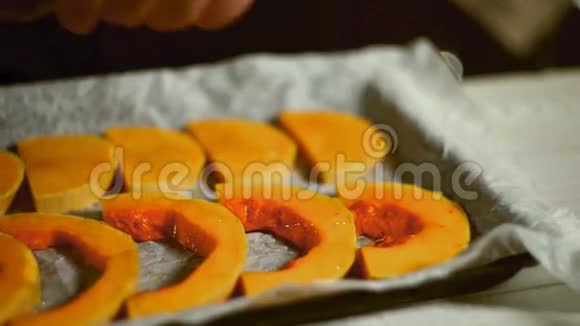 南瓜片倒入橄榄油烤蔬菜烹饪南瓜菜视频的预览图