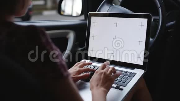 有笔记本电脑的女人在车里视频的预览图